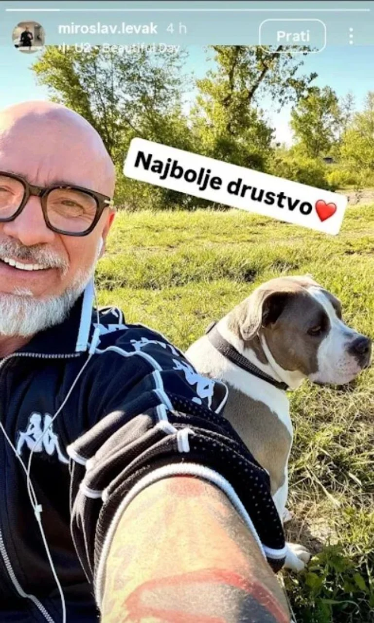 Selfie Miroslava Levaka i psa na zelenom travnjaku na suncu