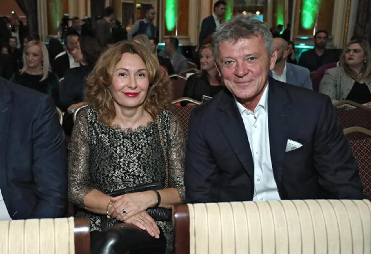 Ivan Turudić u odelu pored žene u crnoj čipkastoj haljini