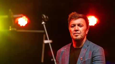 Portret glazbenika Edo Maajke u plavom saku i crnoj majici