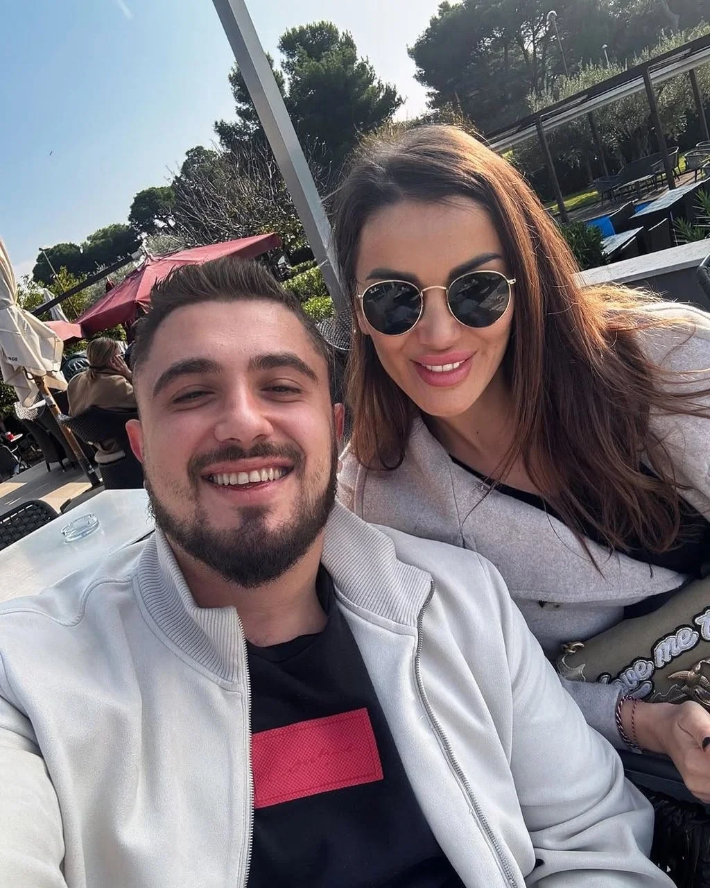 Selfie para na otvorenom s tamnim sunčanim naočalama