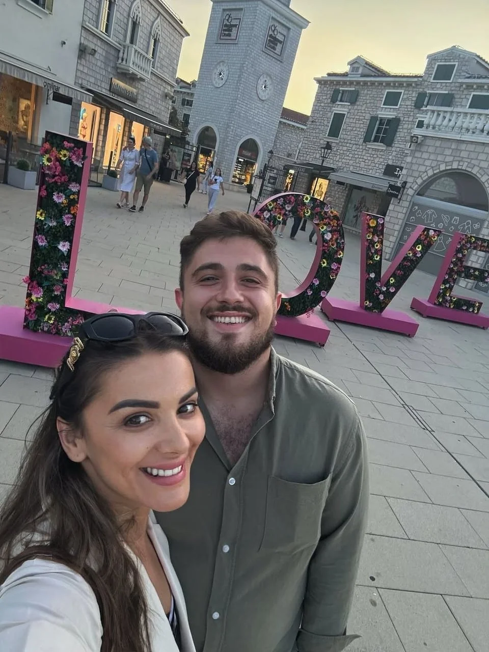 Para ispred velikih ružičastih slova LOVE na trgu