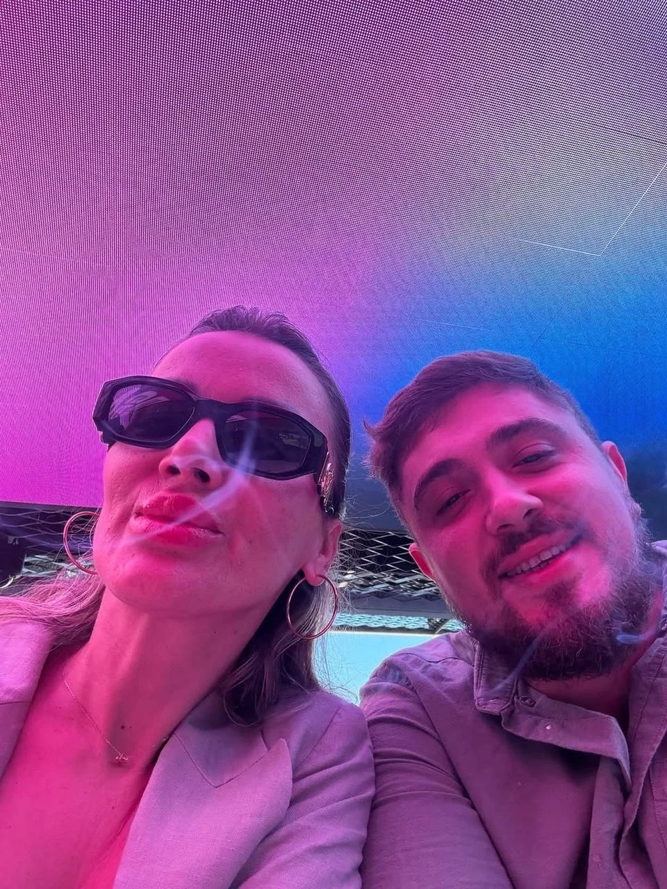 Selfie para pod ljubičastim i plavim neonskim svjetlima