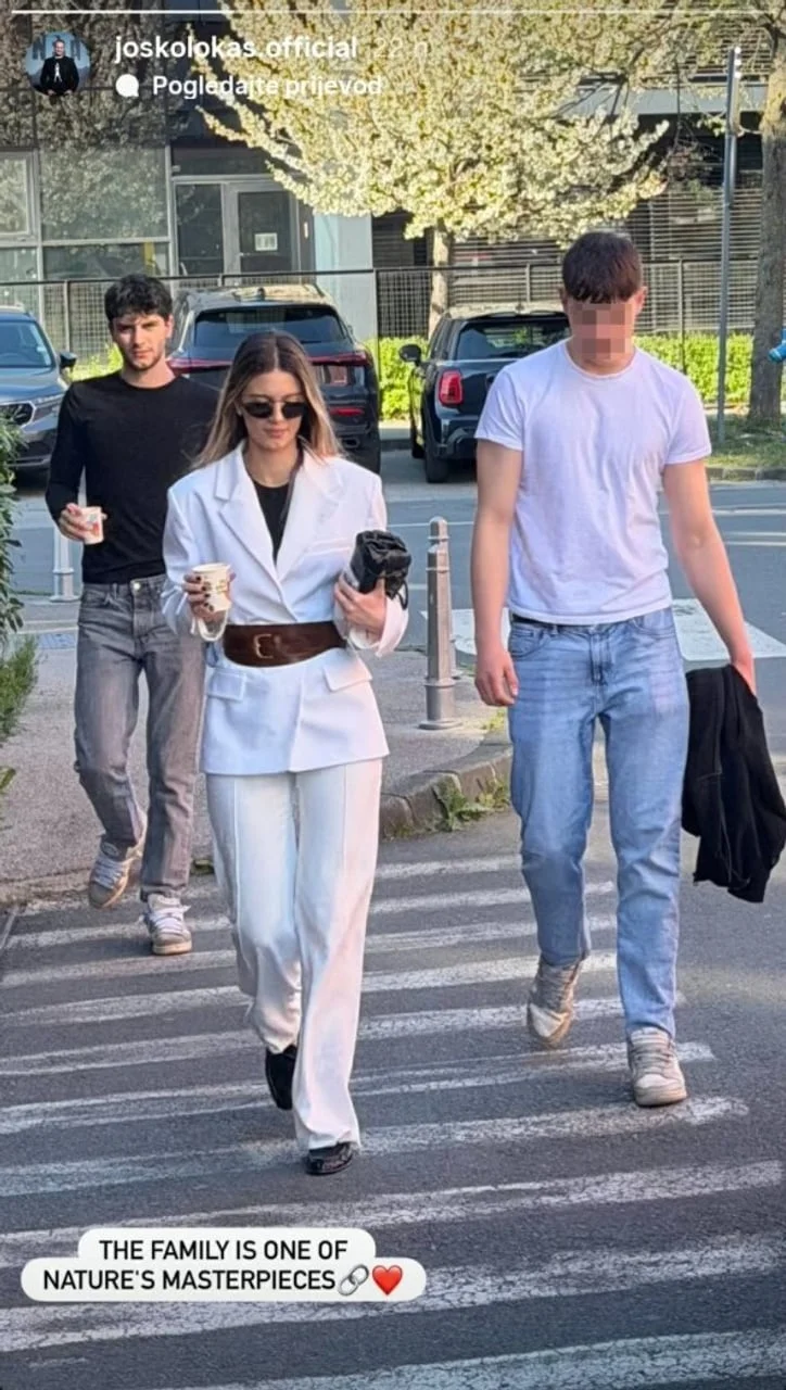 Troje mladih ljudi koji hodaju ulicom s kavom u rukama