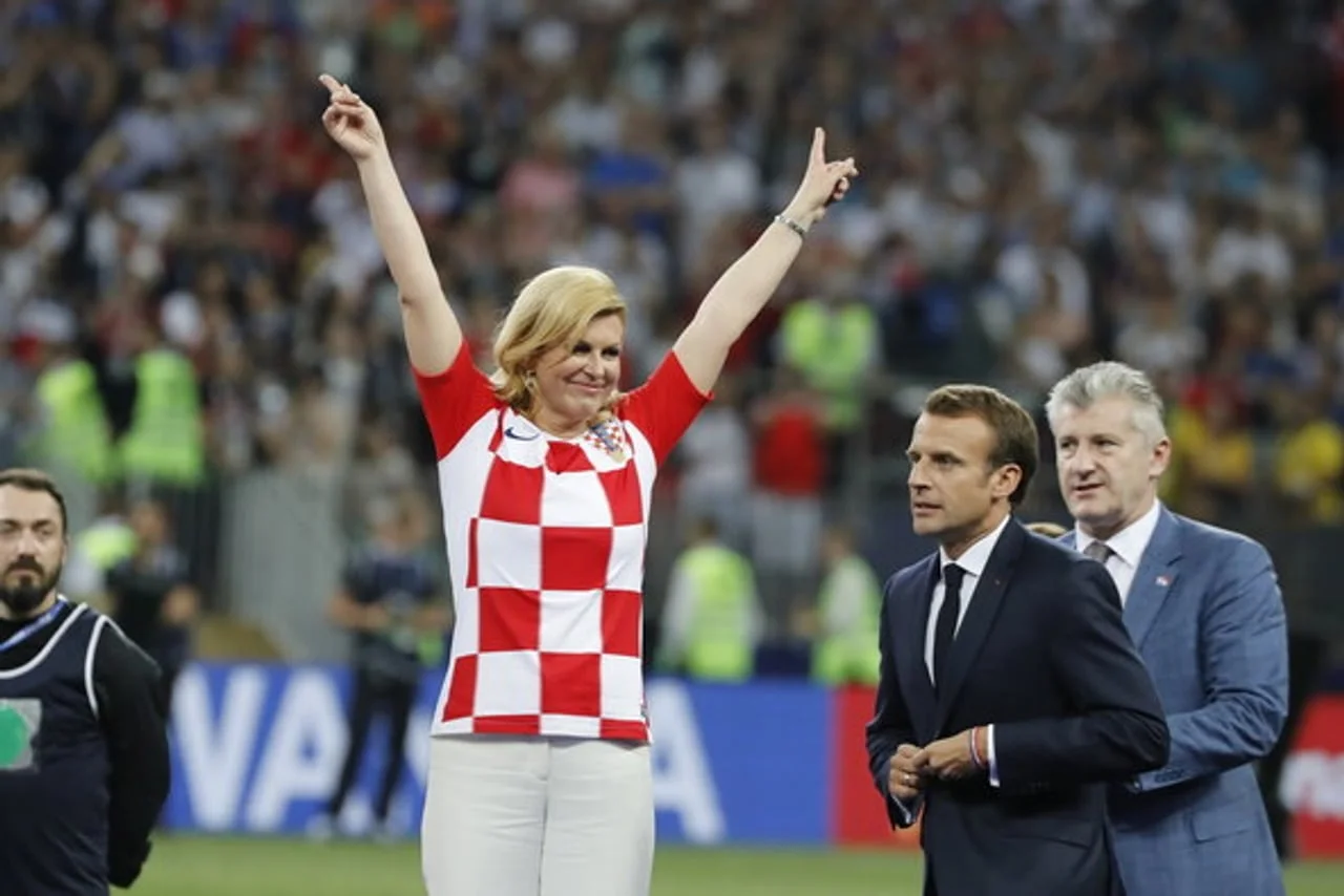 Kolinda Grabar-Kitarović u navijačkom dresu uz Emmanuela Macrona