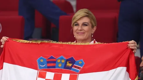 Kolinda Grabar-Kitarović drži veliku zastavu Republike Hrvatske
