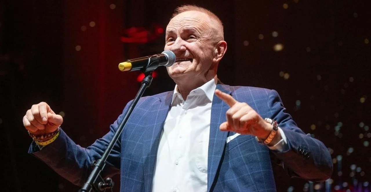 Mate Bulić u plavom sako i bijeloj košulji ispred mikrofona
