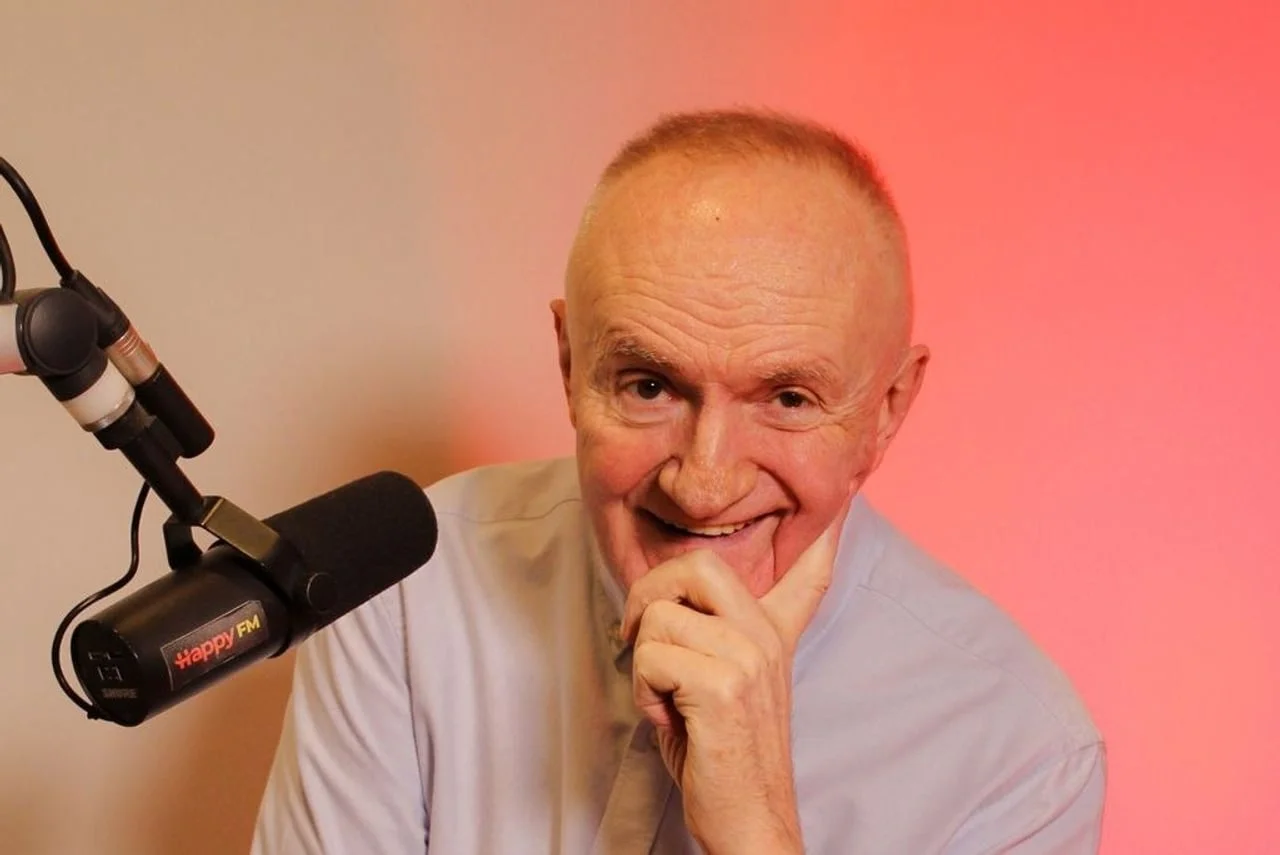 Portret pjevača Mate Bulića koji sjedi ispred studijskog mikrofona