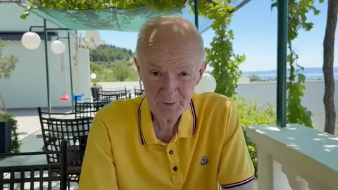 Pjevač Mate Bulić u žutoj polo majici na terasi