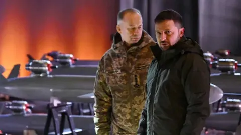 Volodimir Zelenski i vojni časnik pred redom bespiljnih letjelica