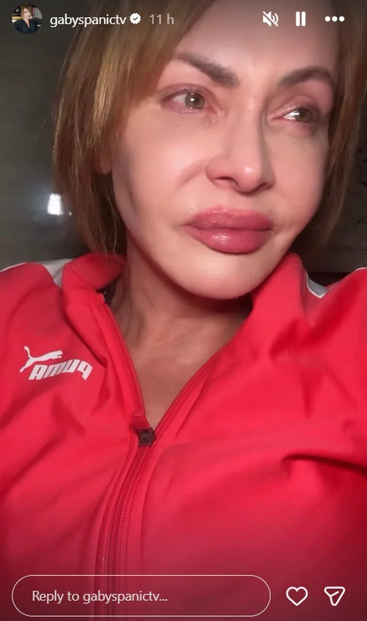 Gabriela Spanic u crvenom sportskom gornjem dijelu, vidljive suze