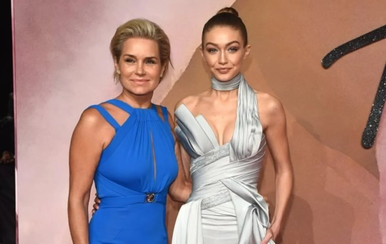 Yolanda Hadid u plavoj haljini i Gigi Hadid u srebrnoj haljini