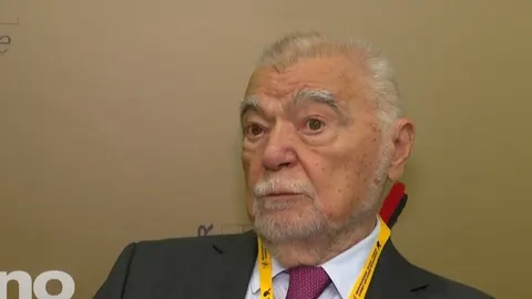 Portret Stjepana Mesića u odelu i kravati