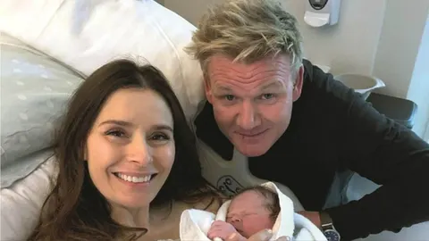 Gordon Ramsay i supruga s novorođenom bebom u bolnici