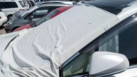 Bijela zaštitna presvlačenje preko vjetrobranskog stakla automobila