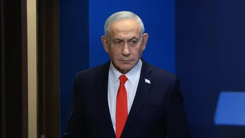 Benjamin Netanjahu u tamnom odelu i crvenoj kravati