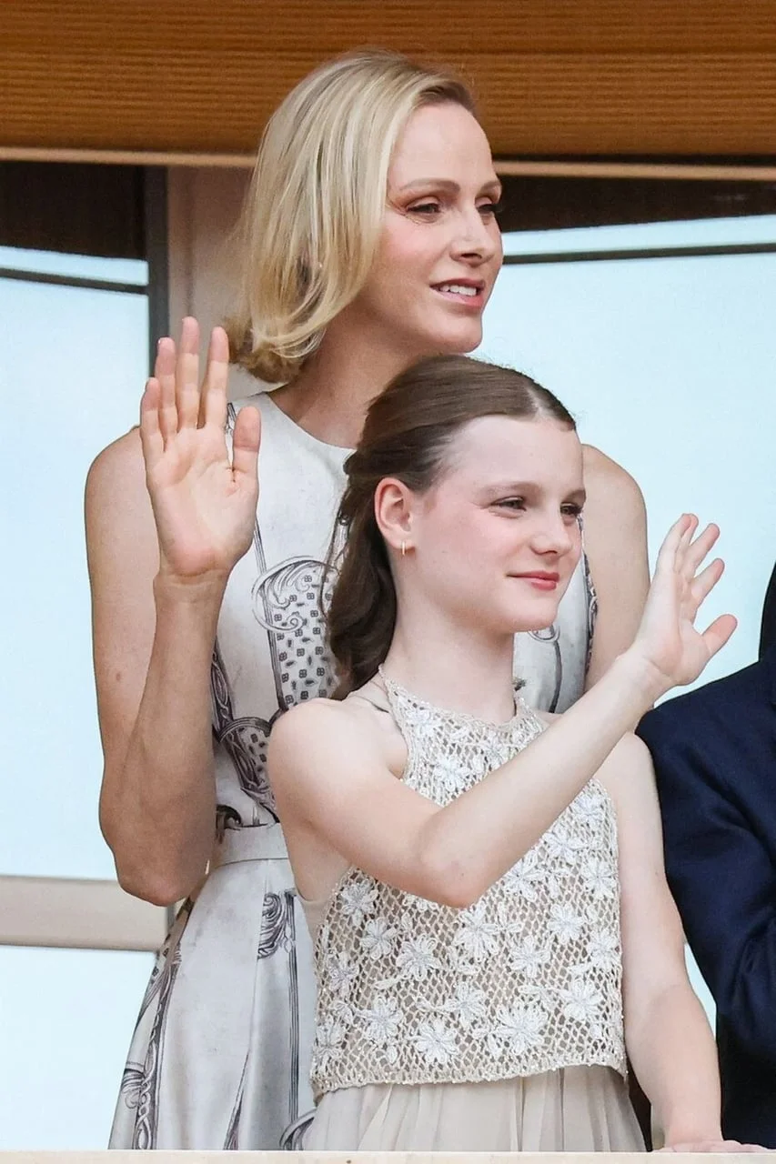 Princeza Charlene i kći mašu rukama publici
