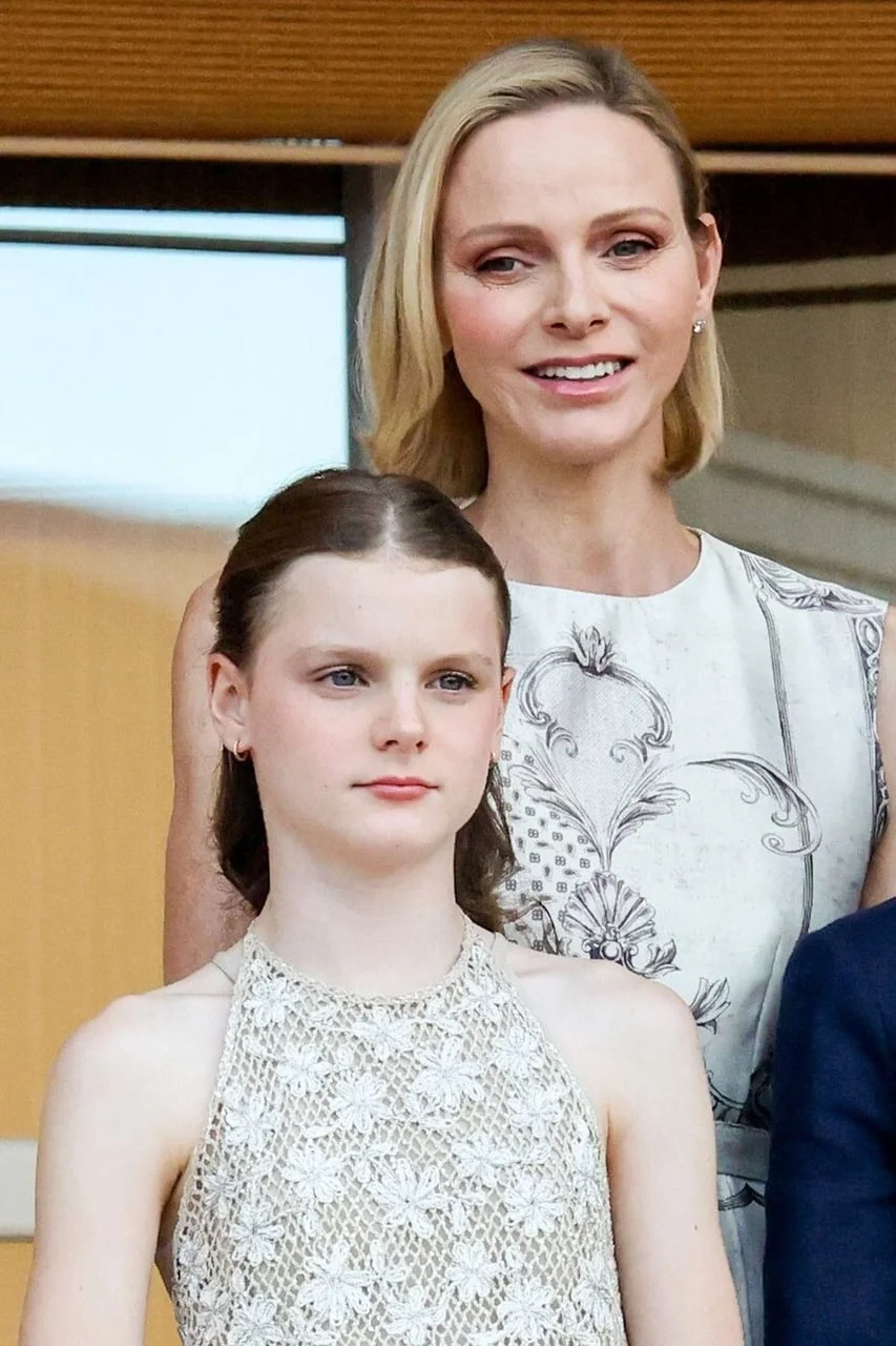 Krupni plan princeze Charlene s plavim kosama i kćeri