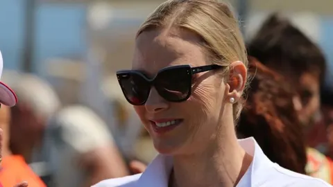 Portret princeze Charlene u sunčanim naočalama i bijeloj košulji