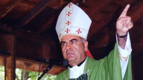 Katolički biskup u zelenoj liturgijskoj odjeći s podignutim prstom