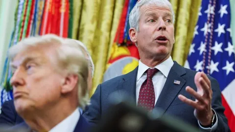 Chris Wright govori gestikulirajući rukama pored Donalda Trumpa
