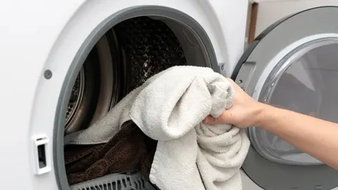 Složeni bijeli pamučni ručnici u kupaonici