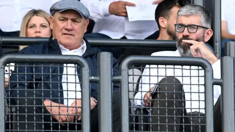 Boro Primorac i Lukša Jakobušić sjede na tribinama stadiona Poljud tijekom utakmice.