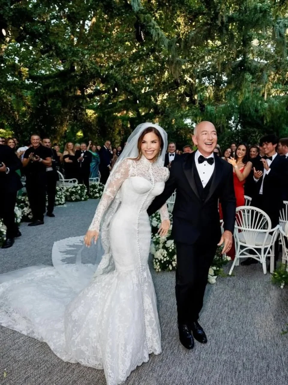 Lauren Sanchez u bijeloj vjenčanici i Jeff Bezos u crnom sminkingu