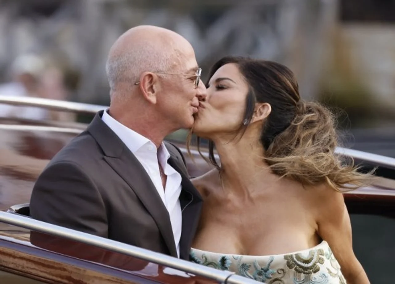 Blizak kadar Jeffa Bezosa i Lauren Sanchez koji se ljube u čamcu