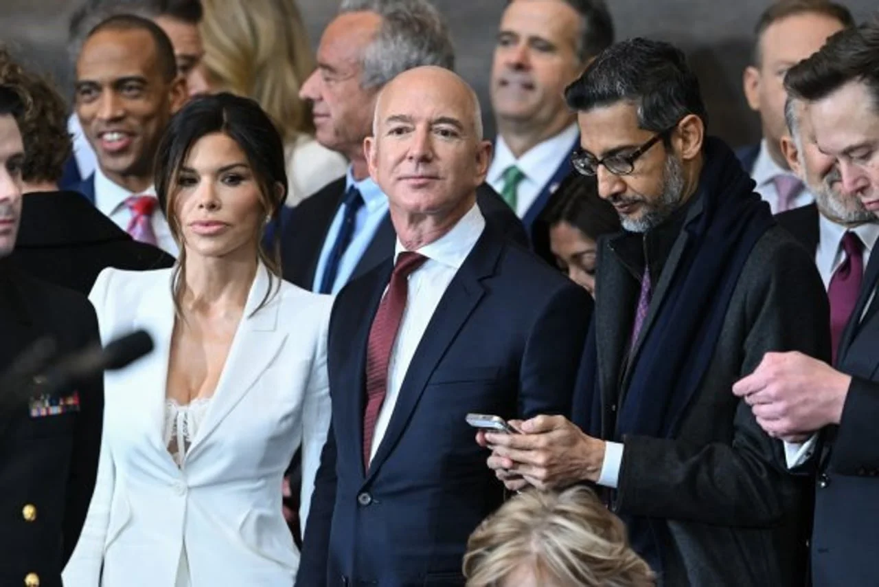 Jeff Bezos u tamnom odelu i Lauren Sanchez u bijelom saku na službenom događaju