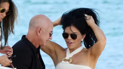 Jeff Bezos i Lauren Sanchez u opuštenoj odjeći na plaži
