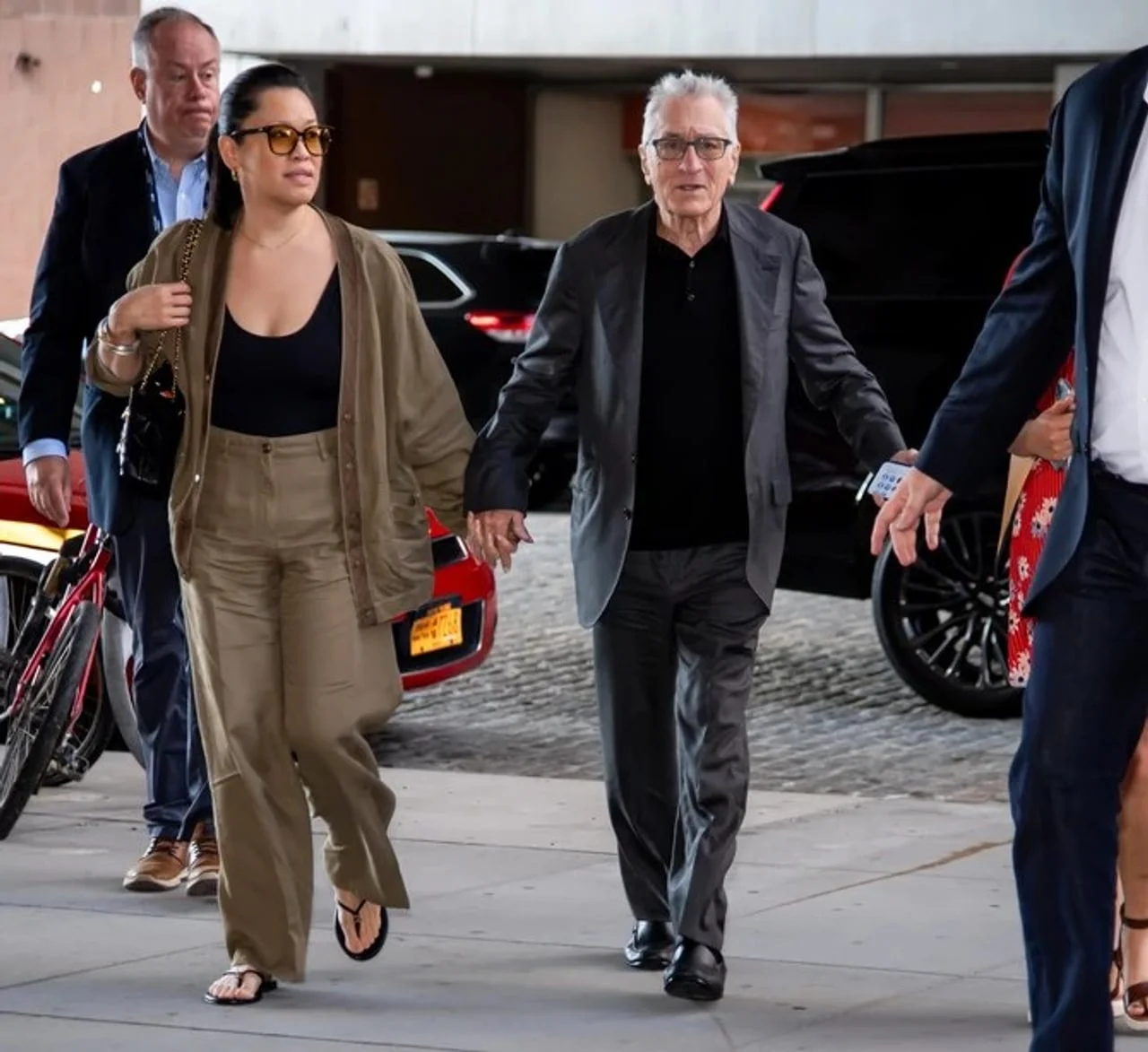 Robert de Niro i žena drže se za ruke dok hodaju ulicom