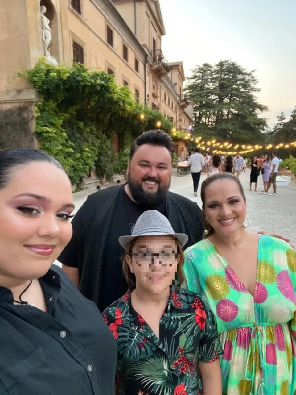 Jacques Houdek u društvu obitelji ispred stare zgrade