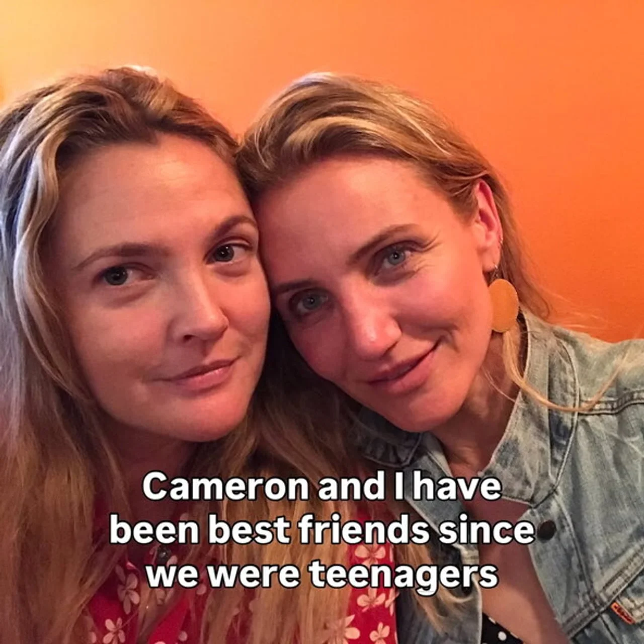 Bliski portret nasmijanih Drew Barrymore i Cameron Diaz