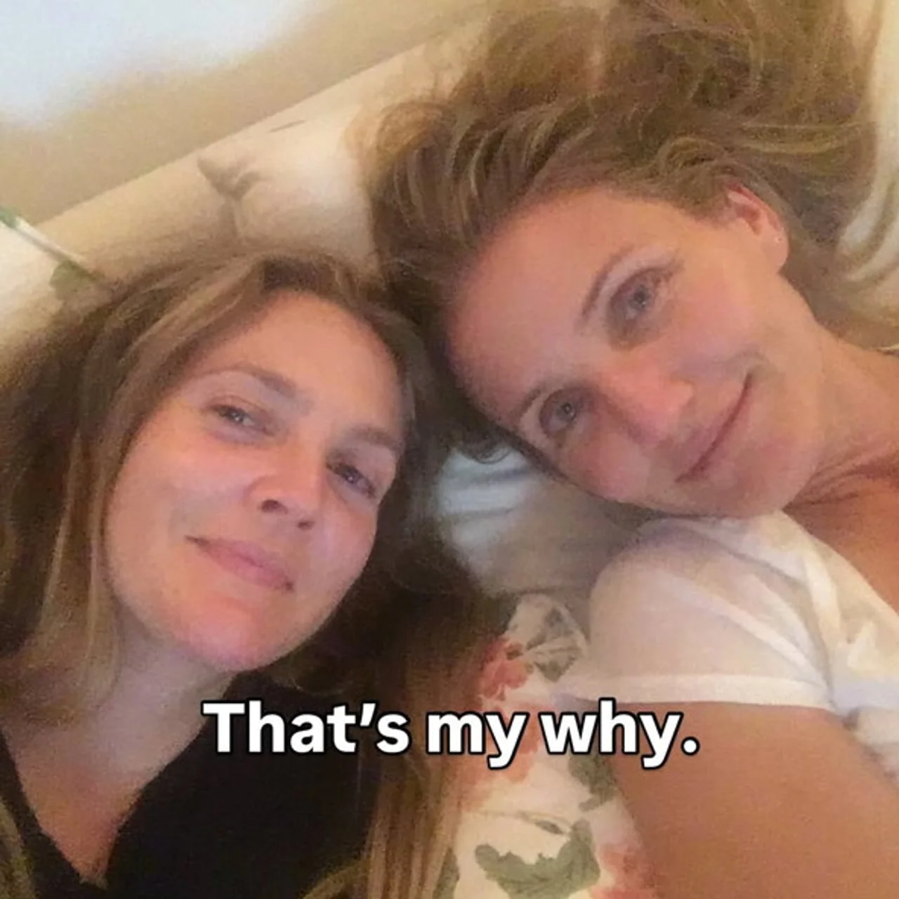 Drew Barrymore i Cameron Diaz leže jedna pored druge