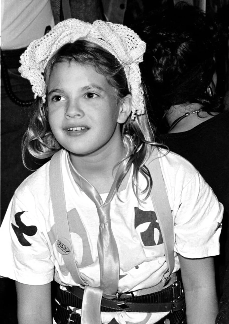 Crno-bijela fotografija mlade Drew Barrymore