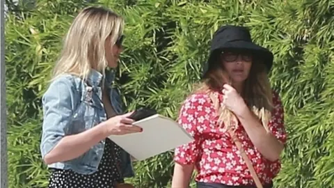 Cameron Diaz i Drew Barrymore razgovaraju na otvorenom