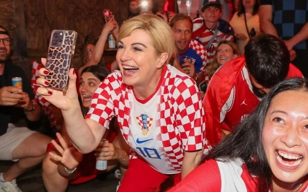 Kolinda Grabar-Kitarović u crveno-bijelom dresu slika selfie s navijačima