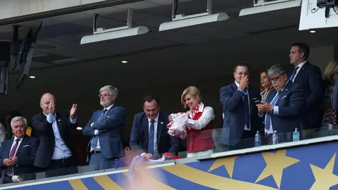 Kolinda Grabar-Kitarović u crvenom prsluku na tribinama stadiona