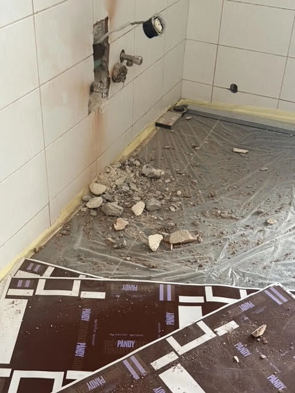 Kupaonica u procesu renovacije s razbijenim pločicama