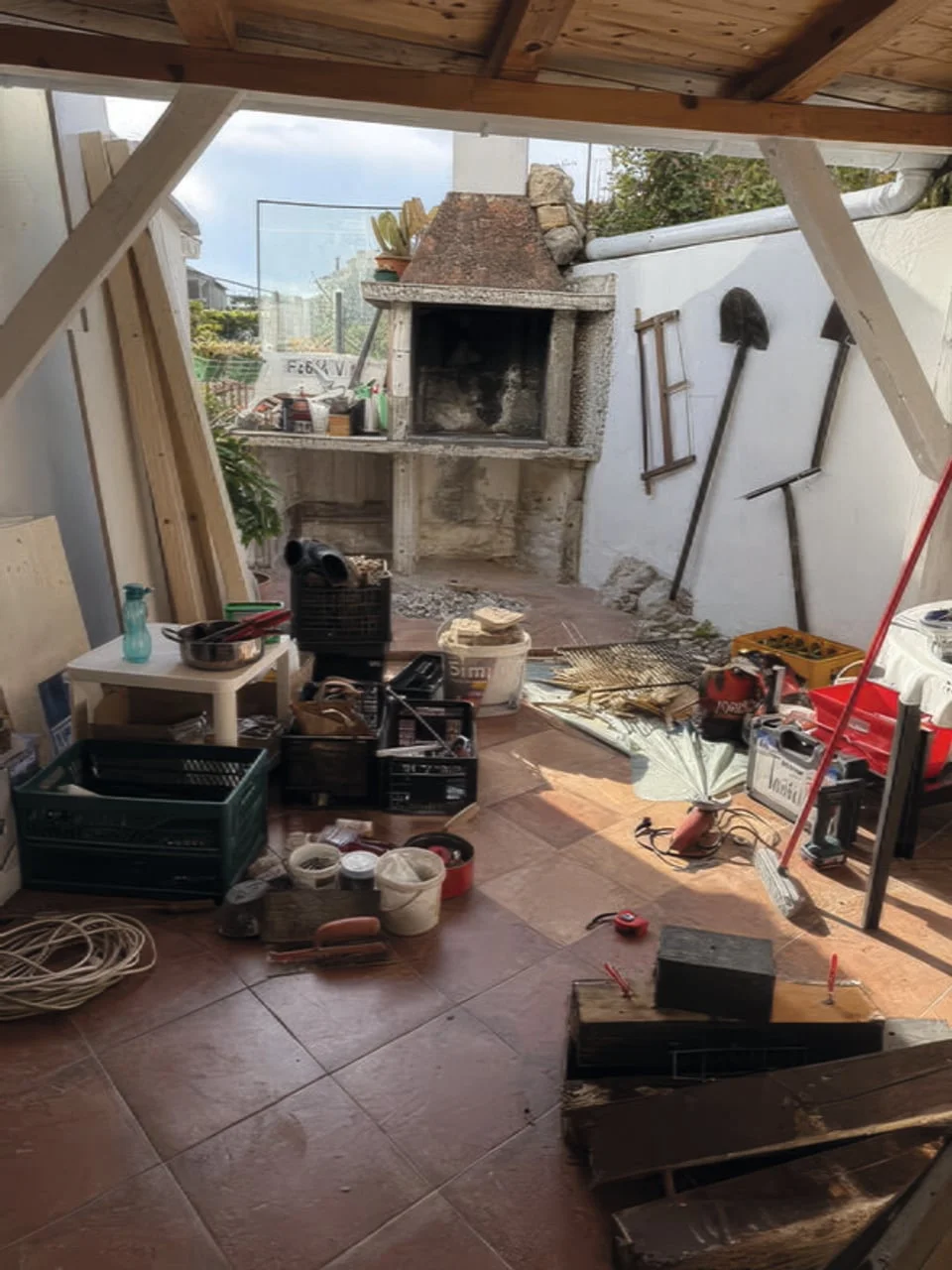 Nered u dvorištu s alatima i materijalima za građevinu
