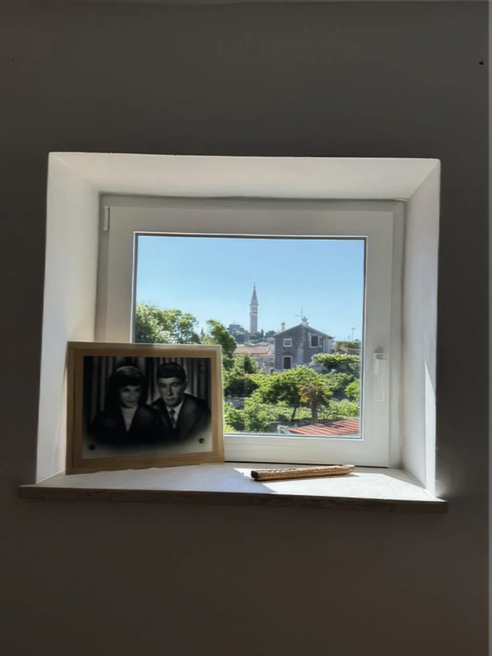 Stara crno-bijela fotografija na prozoru s pogledom na Rovinj