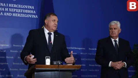 Milorad Dodik i Dragan Čović u odelima ispred plave pozadine s natpisom BiH
