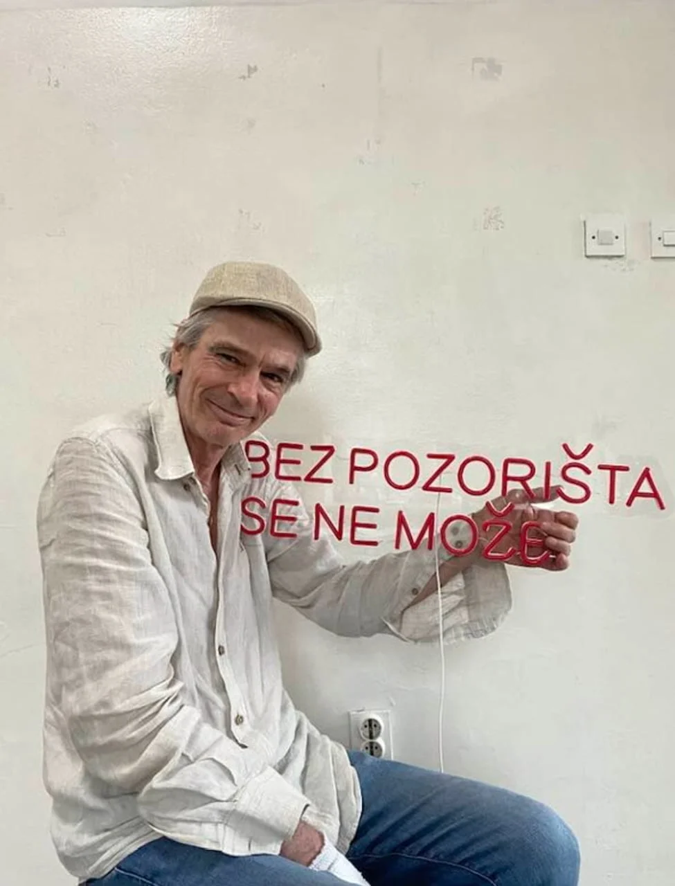 Senad Bašić s kapom pored natpisa Bez pozorišta se ne može