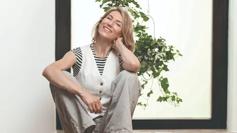 Glumica Daria Lorenci Flatz nasmijana u svijetloj odjeći