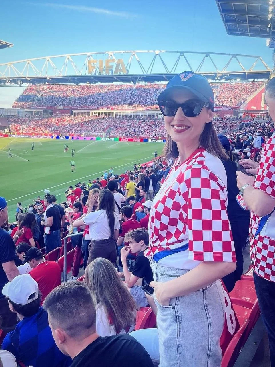 Srednjeznačajni plan Tatjane Jurić u sivoj kapa i zimskom ogrtaču