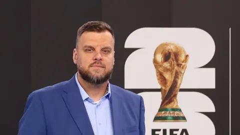 Marko Šapit u plavom saku ispred FIFA trofeja