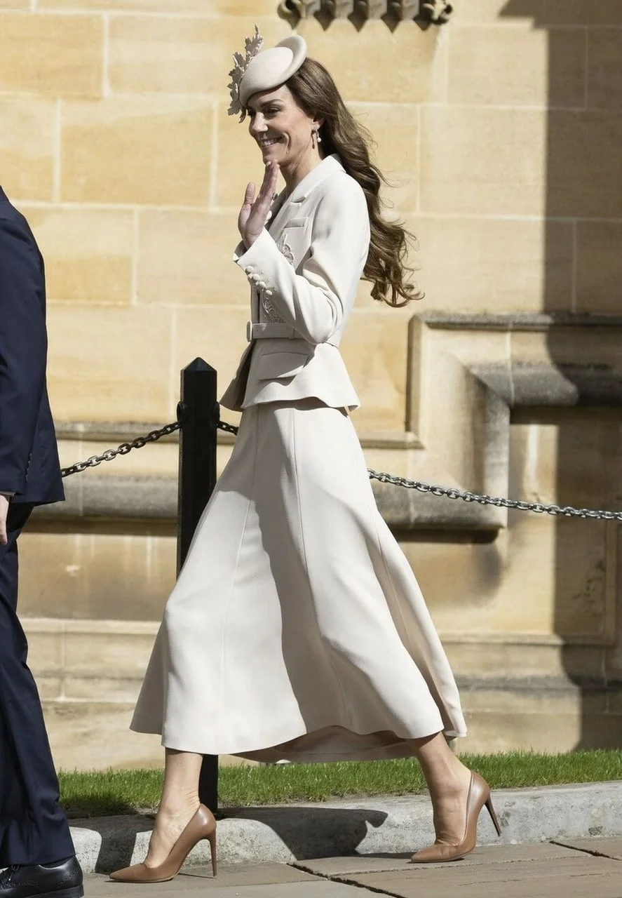 Princeza Kate u elegantnom krem kostimu i šeširu u profilu