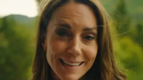 Krupni plan nasmijane princeze Kate Middleton na otvorenom