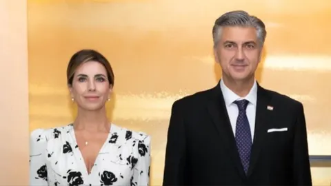 Ana Maslać Plenković i njezina obitelj ispred crkve u Drinovcima