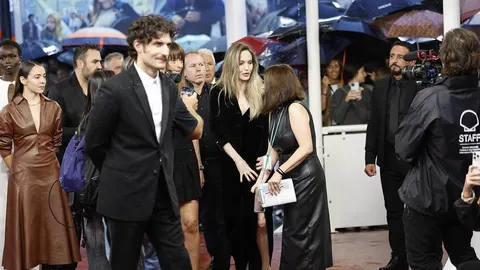 Jonny Lee Miller i Angelina Jolie u elegantnim crnim odjevima na javnom događaju